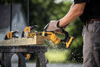 Piła łańcuchowa akumulatorowa DeWalt DCMPS520n do drewna mała pilarka 18V